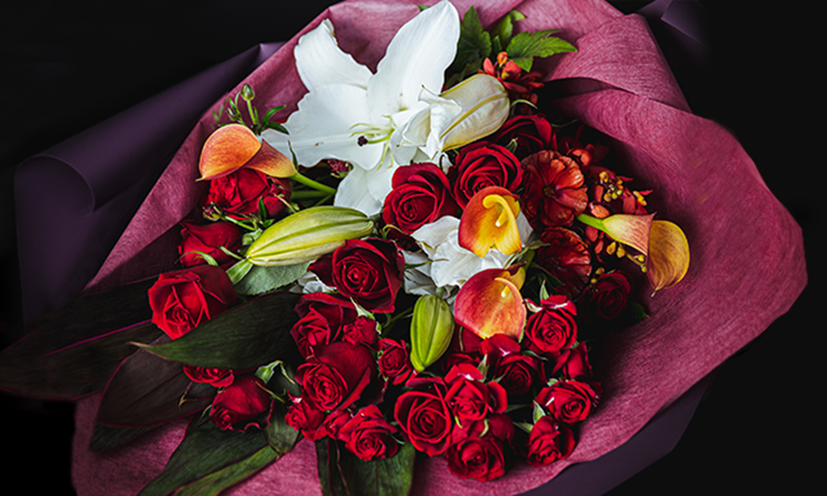季節＋薔薇＋百合＋お任せの花
