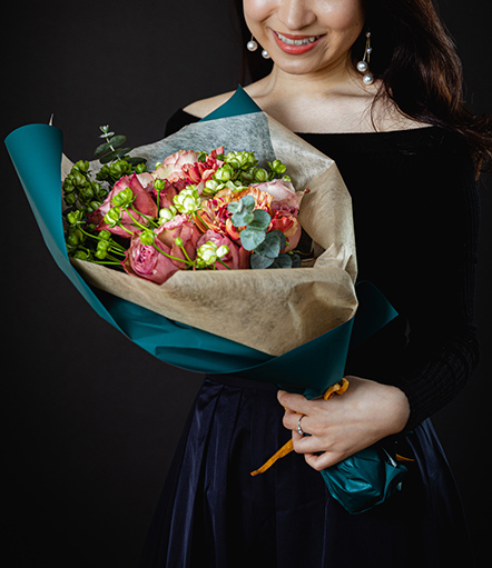 花束を持つ女性